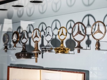 Tajniki Muzeum Mercedesa - emblemat na osłonie chłodnicy